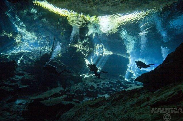 12 Po śniadaniu przejazd do Laguny Bacalar, nazywanej Laguną Siedmiu Kolorów. Jest to jedno z nielicznych, a do tego najpiękniejszych jezior meksykańskich Karaibów, ma 55km długości i 2km szerokości.