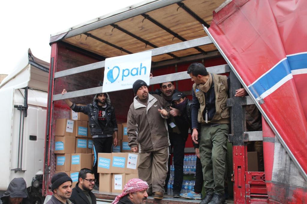 Dystrybucja paczek w dzielnicy Al-Bakir we wschodnim Mosulu, Irak, grudzień 2016. Fot. PAH. Polska Akcja Humanitarna rozpoczęła działania pomocowe w Mosulu w grudniu 2016.