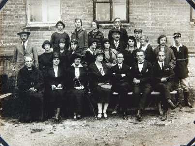 Rankraščiai, dokumentai ir nuotraukos 126. Ukmergės lenkų gimnazijos VI klasės mokiniai su mokytojais ir gimnazijos direktoriumi Kazimieru Herbačiausku 1927 m.