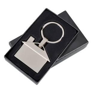 Brelok pakowany jest w czarne kartonowe opakowanie upominkowe - materiał: metal - wymiary: 48 x 35 x 2 mm - opakowanie: kartonik Minimalna wielkość zamówienia: 24 kpl.