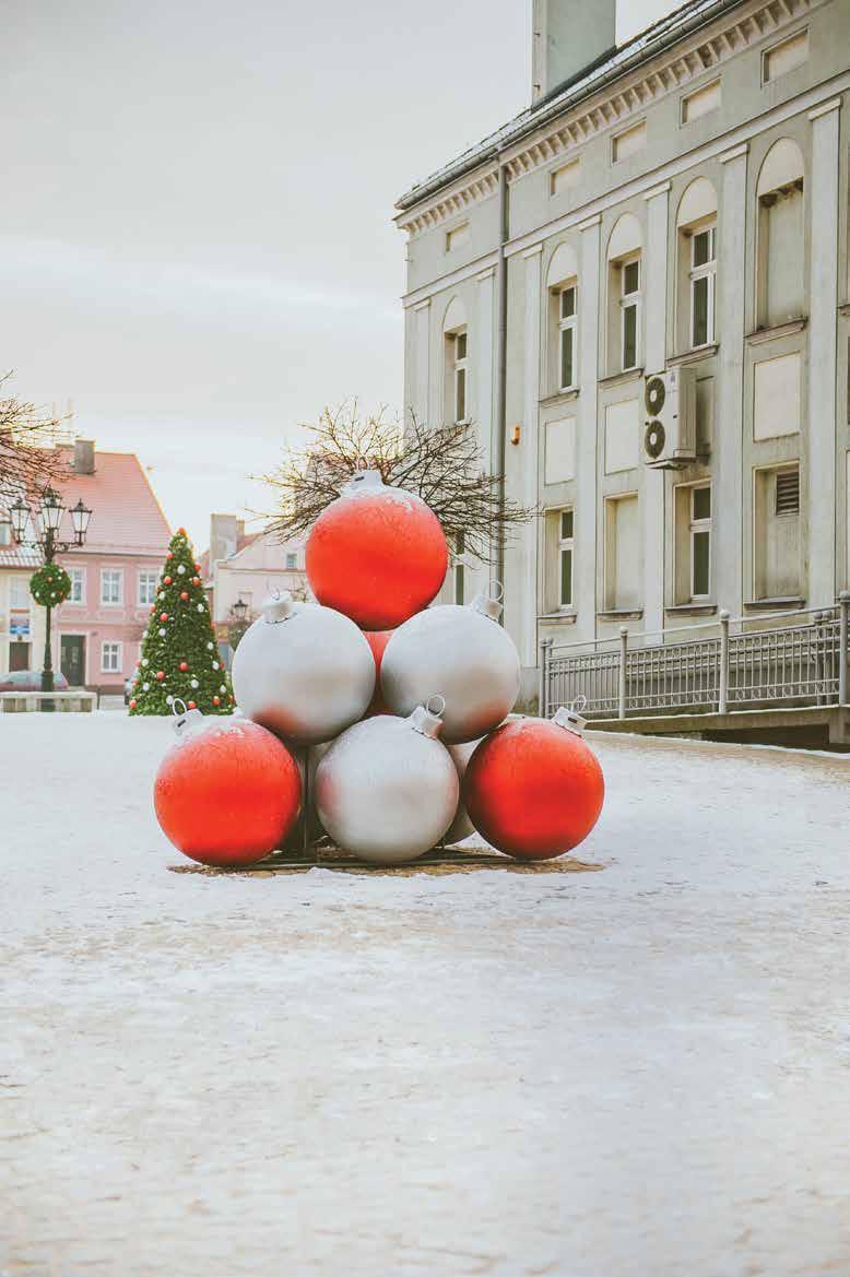 Nakładka na konstrukcje CHRISTMAS TREE Latem wieże kwiatowe zdobią miasta, ale z końcem ciepłych dni ich urok zaczyna gasnąć.