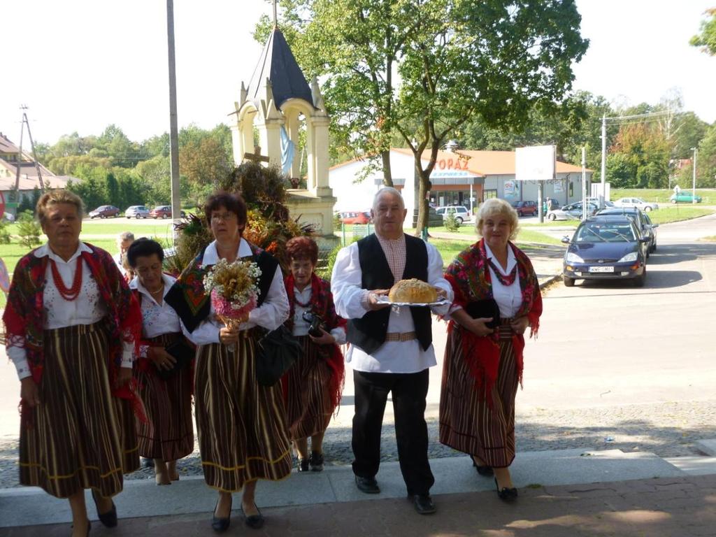 11 Delegacja zespołu SADOWIANKI w składzie Bogusia i Zbyszek Danajowie, Tereska Piwek, Ala Bahniuk, Marysia Szymanik, Jadzia Borowa, Hania Dębkowska i Henia Kibart weszła do kościoła w swoich