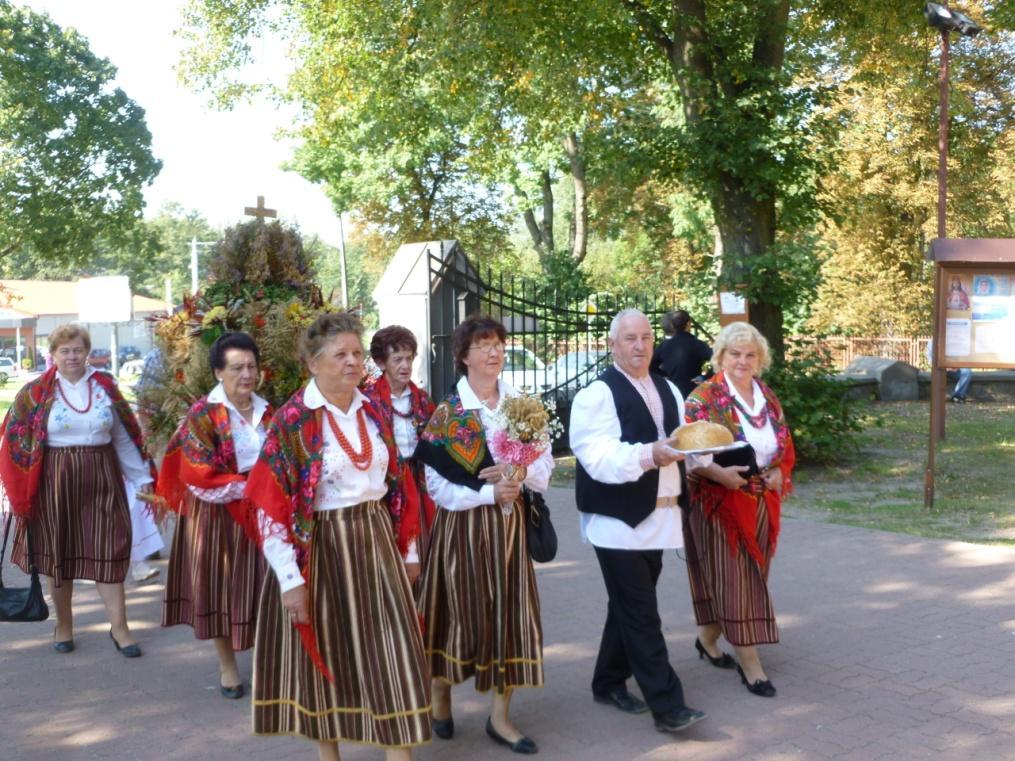 12 Po mszy odbyła się procesja wokół kościoła, w