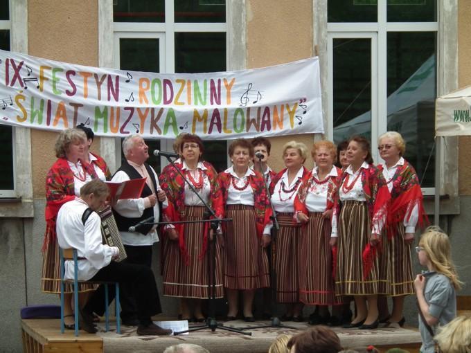 3 życzymy dobrego zdrowia, nieustającej pogody ducha, spokoju i zadowolenia z każdego dnia, przeżywanego we wzajemnej życzliwości i miłości, w otoczeniu najbliższej rodziny, wypełnionego samymi