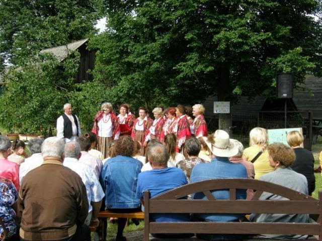 4 ogrodzie przy plebanii, z widokiem na bazylikę prostyńską odbył się kolorowy koncert pod hasłem: Śpiewajmy wraz!