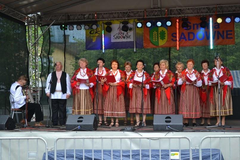 7 Obecne SADOWIANKI: Andrzj Olton, Zbigniew Danaj, Krystyna Wetoszka, Anna Chojecka, Barbara Wróbel, Hanna Dębkowska, Maria Szymanik, Jadwiga Borowa, Teresa Piwek, Wanda Stryjek, Kazimiera Krzak,