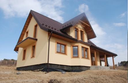 To właśnie od jakości i parametrów energetycznych komponentów stosowanych w przegrodzie oraz od odpowiedniej obróbki drewna zależy komfort, bezpieczeństwo oraz poziom energooszczędności całego domu.