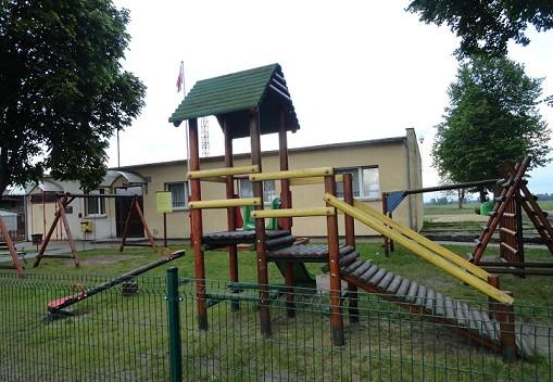 Plac zabaw przy świetlicy wiejskiej.