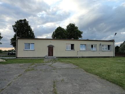 Za budynkiem świetlicy wiejskiej znajdują się: boisko do gry w