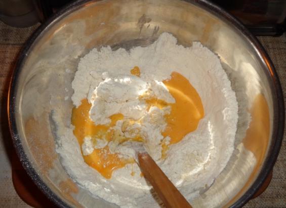 Do mąki wsypujemy szczyptę soli, wlewamy podgrzane mleko,