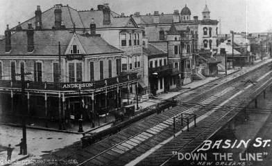 Spencer Williams urodził się w Nowym Orleanie w 1889 roku. Kształcił sie w St. Charles University, a gdy tylko mógł wyjechał do Chicago w 1907 i od razu podjął pracę jako wokalista i pianista.