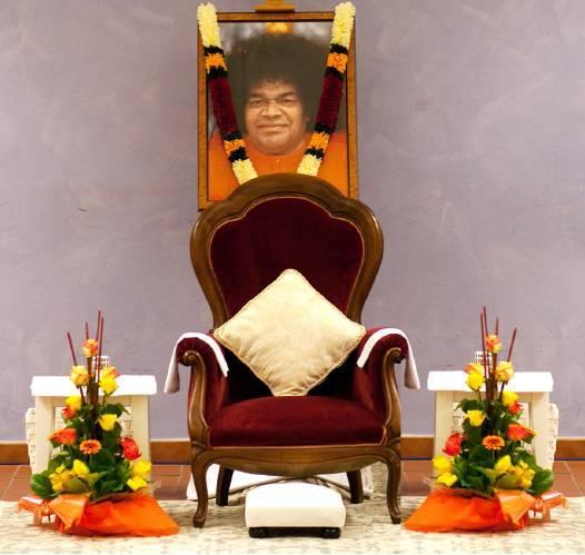 Niego, poznaliście prawdę, że Bóg istnieje. Jednak myśleliście, że Bóg istnieje na zewnątrz jako Sathya Sai Baba, Jezus Chrystus, Budda lub w postaci, w jakiej Go opisują inne religie.