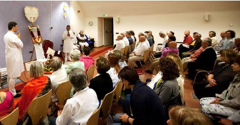 11. Pytanie: Swami, chciałabym wiedzieć, co robić, aby stać się pustym instrumentem, tak by miłość mogła płynąć przeze mnie. Swami: Miłość nie pozostaje miłością ona wyraża się w postaci służby.