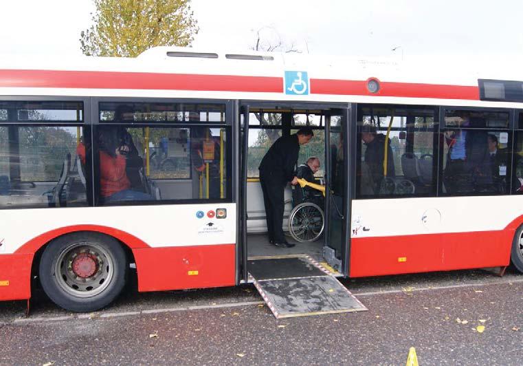 Po zauważeniu osoby na wózku inwalidzkim lub o kulach, prowadzący pojazd powinien: 1.