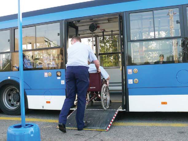 11. Podjechać możliwie najbliżej chodnika, tak aby po otwarciu drzwi pasażer nie trafił na żadną przeszkodę (płotek, śmietnik, słup itp.), by można było wysiąść bezpiecznie. 12.
