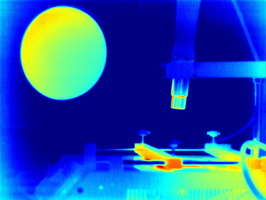 Charakterystyka problemu Dryft temperaturowy w niechłodzonych kamerach termowizyjnych jest to zjawisko polegajace na zmianie wartos ci sygnału odczytywanego z poszczególnych detektorów matrycy w