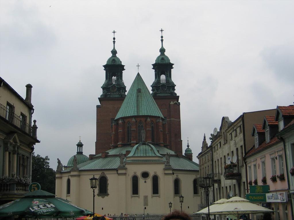 Plej valoraj estas tiel nomata Pordego el Gniezno plej impona verko de romanika arto en Pollando, kiu ilustras la historion de vivo kaj morto de sankta Adalberto.