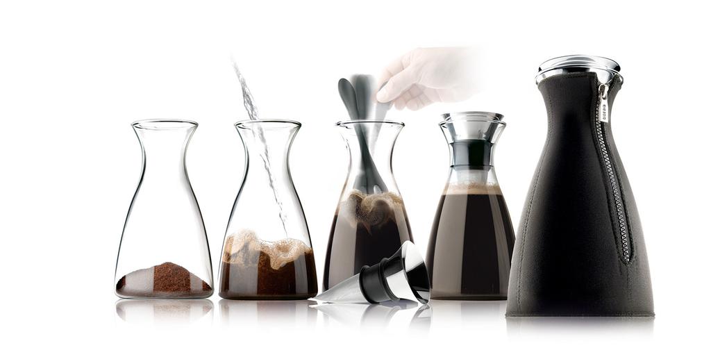 CAFESOLO COFFEE MAKER od EVA SOLO Zaparzacz do kawy CafeSolo zawiera: 1 szklane naczynie 1 pokrowiec neoprenowy z zamkiem błyskawicznym 1 lejkowaty filtr 1 inteligentna przykrywka flip-top 1