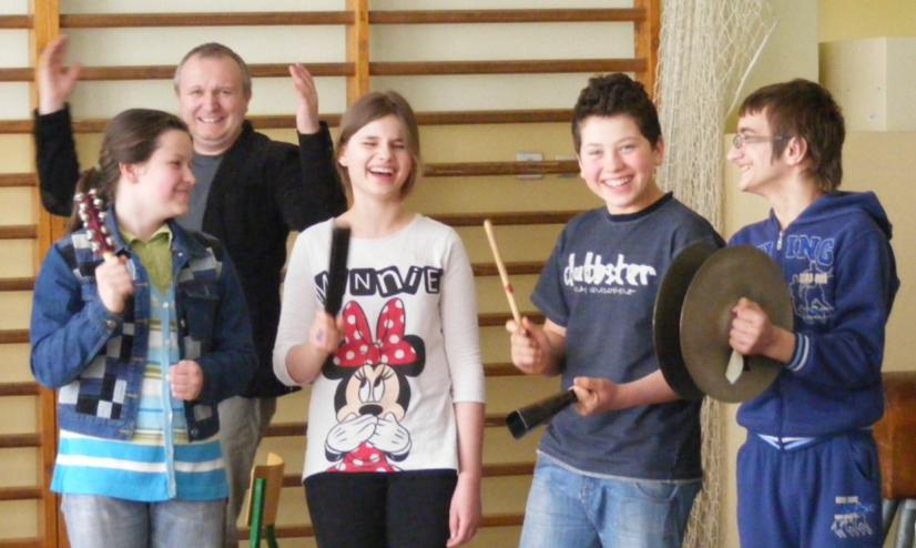 W trakcie poprzednich spotkań zapoznaliśmy się z wiolonczelą, gitarą basową i klarnetem. Tym razem bohaterami spotkania były instrumenty perkusyjne a super gwiazdą był werbel.