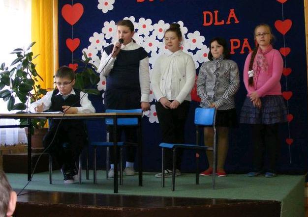 Części artystycznej towarzyszył chór szkolny. Tę wspaniałą uroczystość zaszczycił swoją obecnością Wójt Gminy Nowy Kawęczyn Włodzimierz Ciok.