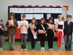 W procesie wyboru imienia uczestniczyli uczniowie, rodzice oraz nauczyciele i pracownicy niepedagogiczni Szkoły Podstawowej nr 3 w Ząbkach.