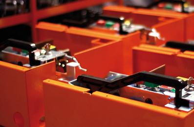 1 On-load switch Выключатель нагрузки Rozłącznik obciążęniowy The switch has three different positions: close, open and earthed, with an effective locking system that prevents incorrect operations.