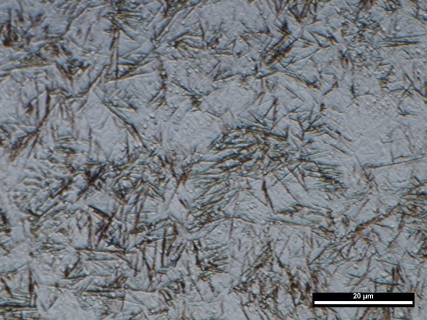 1000x, czynnik traw. Nital. Rysunek 33 przedstawia widoczną strukturę złożoną z igieł martenzytu, austenitu szczątkowego, a także sferoidalnych wydzieleń węglików. Rys. 34.