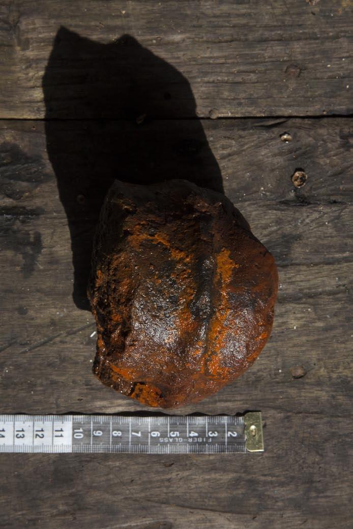 34 Fragment tylnej cześć żeliwnego działa odłamany