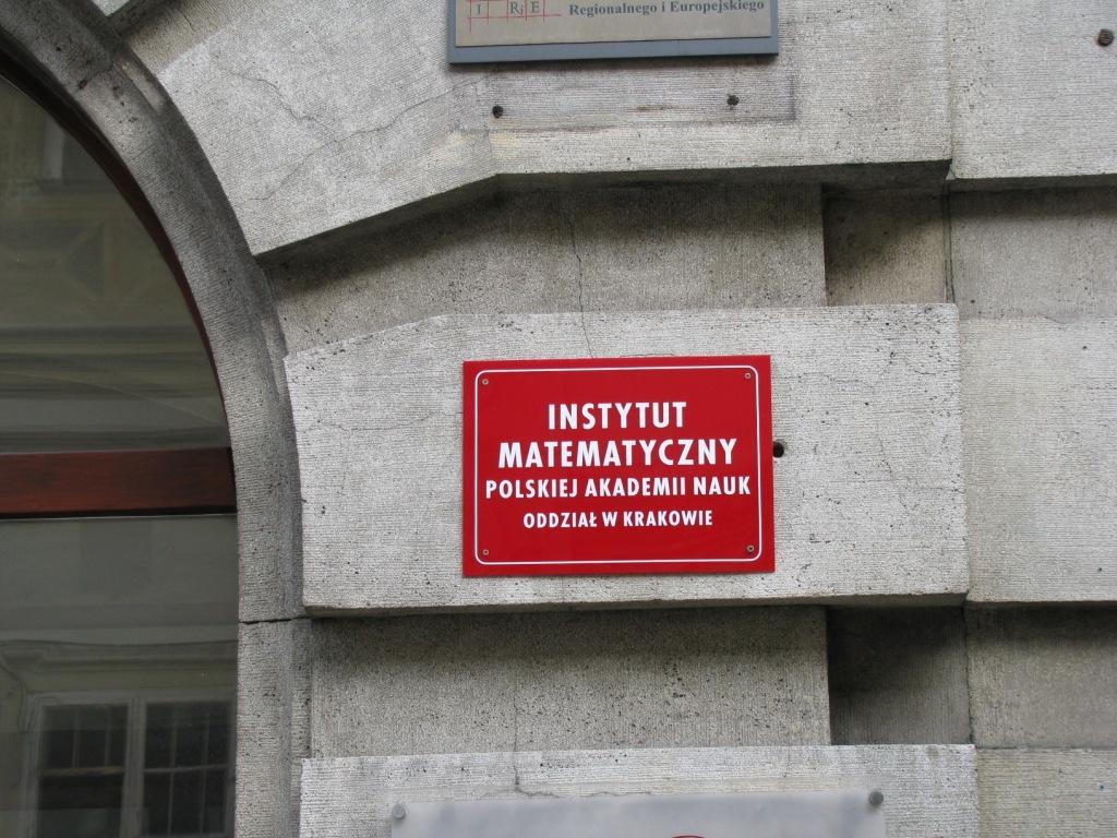 Wejście do Oddzia lu IMPAN w Krakowie (zdj ecie H. Tutaj-Gasińskiej). Rok 2007 by l trudny także z innego powodu. Do tego roku systematycznie dysponowa lem grantami KBN.