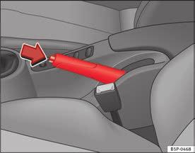 198 Prowadzenie samochodu Hamulec ręczny Używanie hamulca ręcznego. Hamulec ręczny należy zaciągać odpowiedni mocno, tak aby zabezpieczyć pojazd przed przypadkowym stoczeniem się.