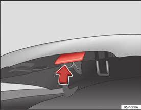 252 Sprawdzanie i uzupełnianie poziomu Otwarcie maski silnika Pokrywa silnika zwalniana jest od wewnątrz pojazdu. Aby zwolnić maskę silnika, pociągnąć za dźwignię pod tablicą rozdzielczą rys.