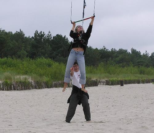 UCZYMY KITESURFINGU OD 16 LAT CO ROKU W SZKOLE MAMY NAJNOWSZY SPRZĘT WYKORZYSTUJEMY W NAUCE ŁĄCZNOŚĆ WALKI TALKI