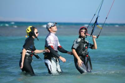 Zajęcia teoretyczne: - Rodzaje sprzętu kitesurfingowego (latawce, deski) różnice między nimi, zalety i wady - Omówienie elementów i konstrukcji latawców komorowych i pompowanych - Podobieństwa i