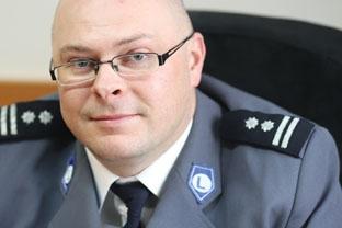 Policja 997 Źródło: http://www.gazeta.policja.pl/997/archiwum-1/2012/numer-91-102012/81321,pomowieni-kto-im-pomoze.html Wygenerowano: Czwartek, 23 listopada 2017, 08:01 Pomówieni kto im pomoże?