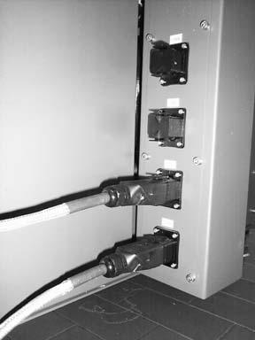 3-12 Instalacja Pod³¹czanie wê a ogrzewanego Pod³¹czenie elektryczne Nale y zapoznaæ siê z instrukcj¹ obs³ugi do³¹czon¹ do wê a. 1. Najpierw po³¹cz w¹ (1) elektrycznie z urz¹dzeniem.