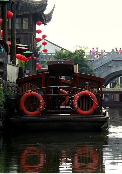 WENECJA WSCHODU I SZANGHAJ 7 dzień 01.05.2018 (WT) SUZHOU WENECJA WSCHODU - SZANGHAJ (Ś, O, K) Rano dojeżdżamy do Suzhou słusznie nazywanego Wenecją Wschodu.