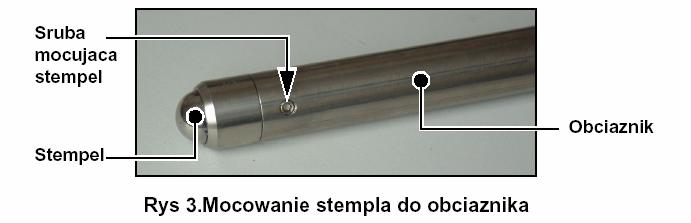 2.4. Ustawienie prowadnicy 1. Podnieść obciążnik (lub łącznik) za uchwyt 2. Umieścić próbką na stemplu i zamocować poprzez obrót uchwytu mocującego, (jeżeli jest w zestawie) 3.