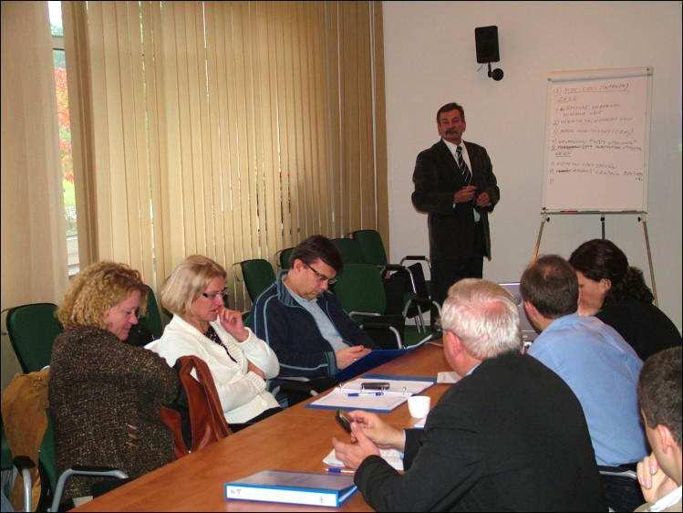 Program szkolenia w części teoretycznej obejmował problematykę z obszaru bezpieczeństwa powszechnego oraz z zakresu zarządzania kryzysowego. Program ramowy szkolenia obejmował następujące tematy: 1.