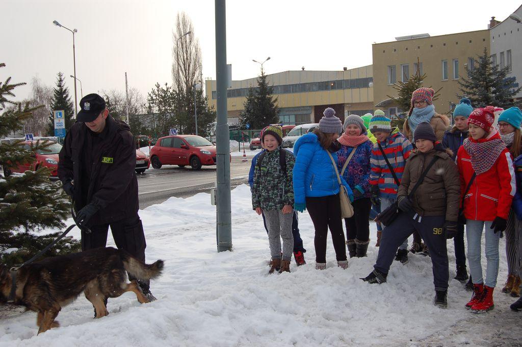 Funkcjonariusze Komendy Miejskiej Policji w Koninie zorganizowali działania pod nazwą Drzwi Otwarte, które odbywały się w sali konferencyjnej Komendy Miejskiej Policji oraz na parkingu wewnętrznym
