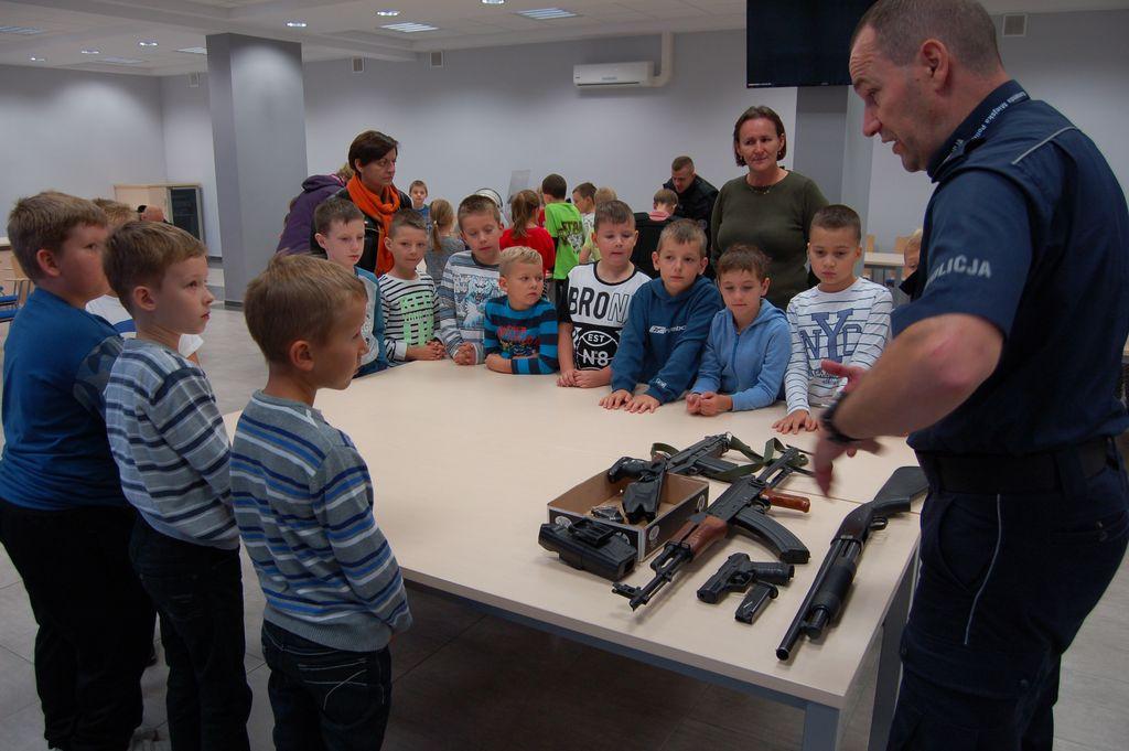 Funkcjonariusze Wydziału Prewencji Komendy Miejskiej Policji w Koninie zorganizowali i przeprowadzili działania pod nazwą Bezpieczne Wakacje dla uczniów klas pierwszych szkół podstawowych.