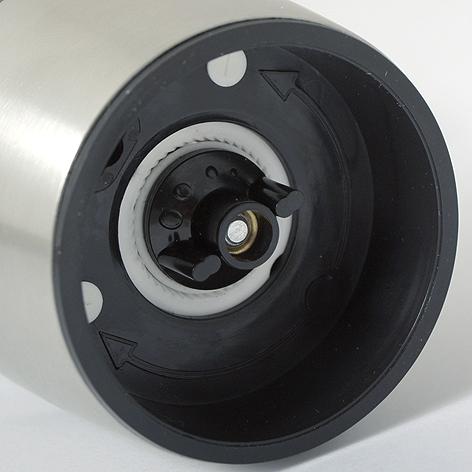 ZASILANIE Młynek wymaga zasilania 6 bateriami alkalicznymi AAA (.5V). Baterie nie należą do wyposażenia młynka.