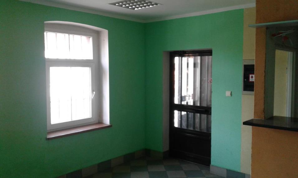 zaplecza 2 3,64 m2, korytarz 1 4,35 m2, korytarz 2 2,8 m2, łazienka z wc 1,96 m2