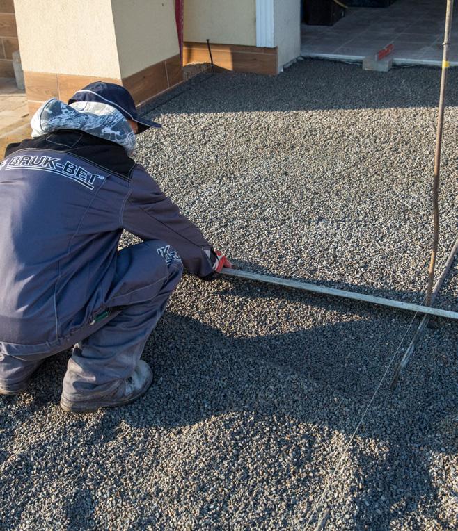 Podbudowę należy układać warstwami o grubości około 10-15 cm, zagęszczając każdą warstwę przy pomocy zagęszczarki wibracyjnej.