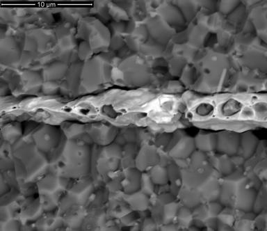 10 Sprawozdanie z działalności ITE w 2012 r. nanometryczną grubość warstw bogatych w Bi 2 O 3 wokół ziaren ZnO w porównaniu z analizowanym obszarem próbki o średnicy rzędu 1 μm. a) b) Rys. 4.