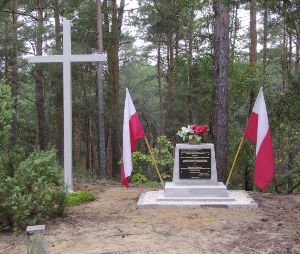 Fot. 9 Obelisk wraz z tablicą pamiątkową poświęcona pamięci nieistniejącej