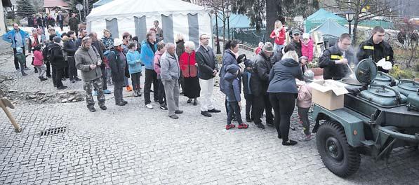 O 11 00 rodziny z m³odszymi dzieæmi uda³y siê na Œcie kê Edukacyjn¹ Zajêcznik. Wspólnie z Ann¹ Kulik i Dawidem Minko bawiono siê w podchody.