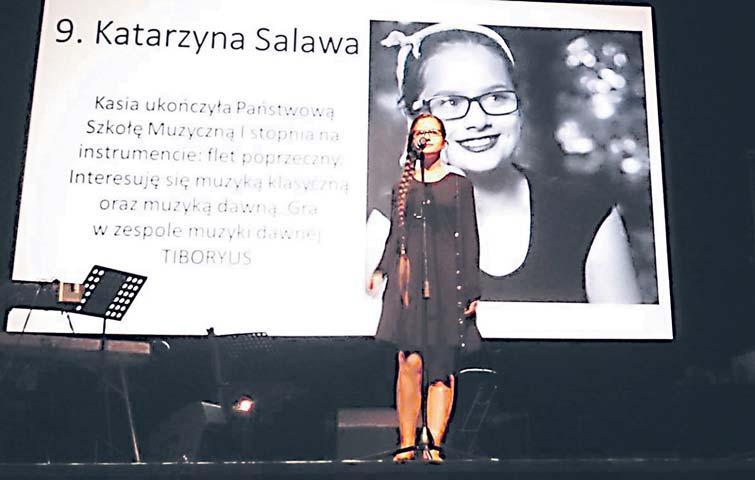 Po wystêpie agania na tarasie, po koncercie Olszyny w hali i po wrêczeniu okolicznoœciowych upominków (u do³u wrêcza go szefowi Jubilatki, Andrzejowi Drozdowiczowi, radna powiatowa Iwona