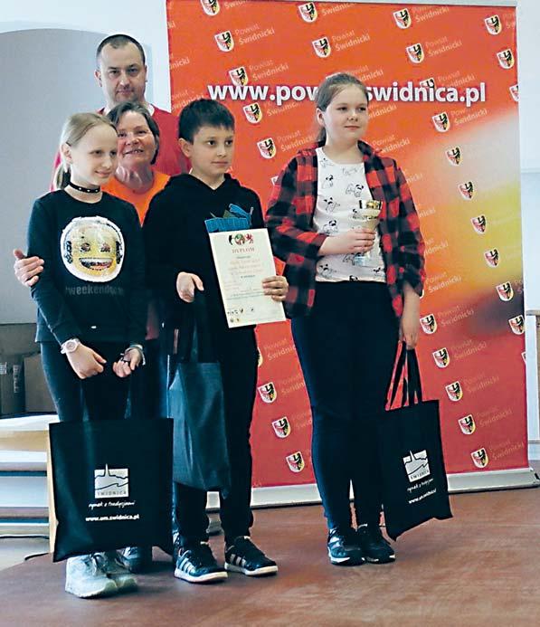 Serdecznie dziêkujê Tomaszowi Mitkiewiczowi - za zajêcia i nieodp³atne wypo yczanie rowerów, a Gra ynie Dering i El biecie Mitkiewicz - za opiekê nad zespo³ami.