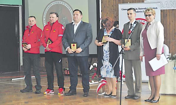 pierwszego dyrektora gimnazjum, Ma³gorzaty Gettner, nauczycieli, którzy pracowali w szkole, goprowców, przedstawicieli zaprzyjaÿnionych instytucji i stowarzyszeñ, rodziców - zainaugurowano obchody
