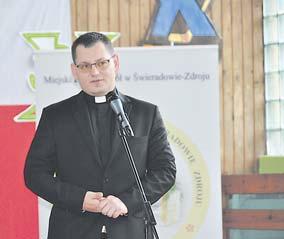 Jubileusz by³ okazj¹ do wspomnieñ, uœwietnionych wystêpami obecnych uczniów oraz absolwentów, którzy przygotowali atrakcyjny i urozmaicony program artystyczny.